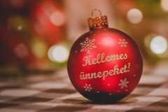 kellemes ünnepeket dísz felirattal
