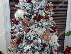 díszített karácsonyfa műfenyő