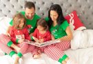 család karácsonyi pizsamában