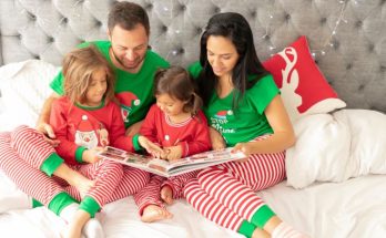 család karácsonyi pizsamában