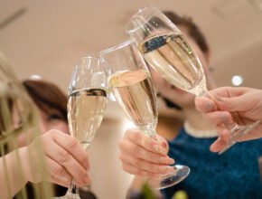 pezsgő koccintás